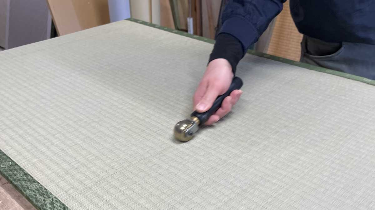 How to smooth tatami creases