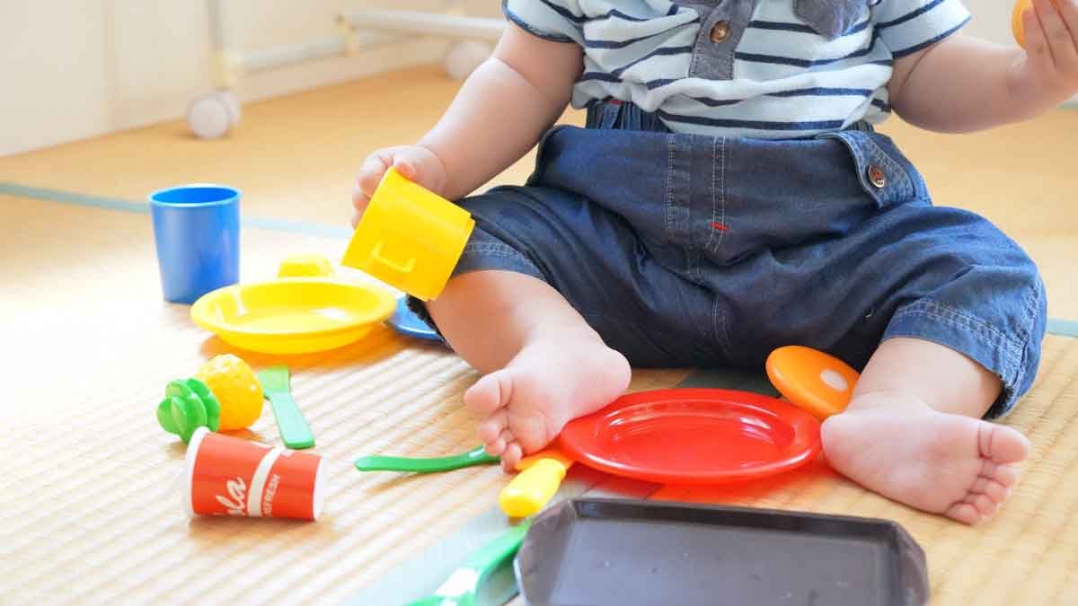 畳で遊ぶ子供たち